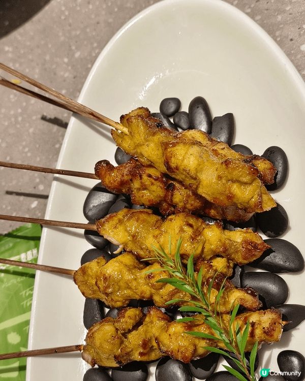 深圳泰香米餐廳，呢間餐廳嘅泰式食品做得好出色，碳燒豬頸肉入口...