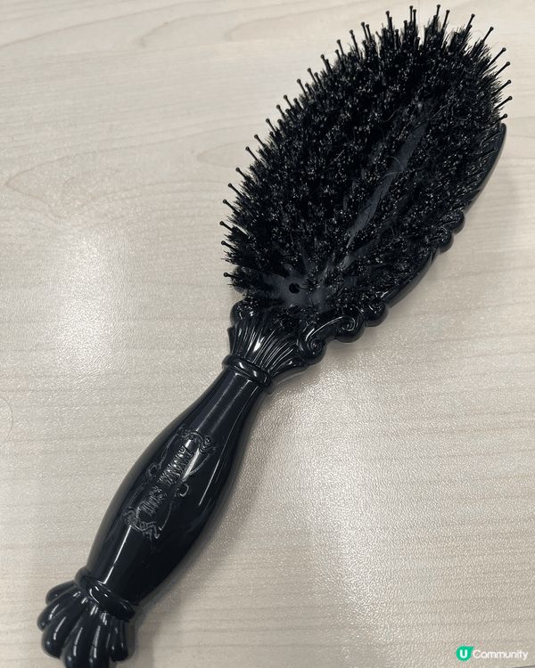 鬃毛梳可以撫平毛燥，而且可以即時令頭髮有光澤