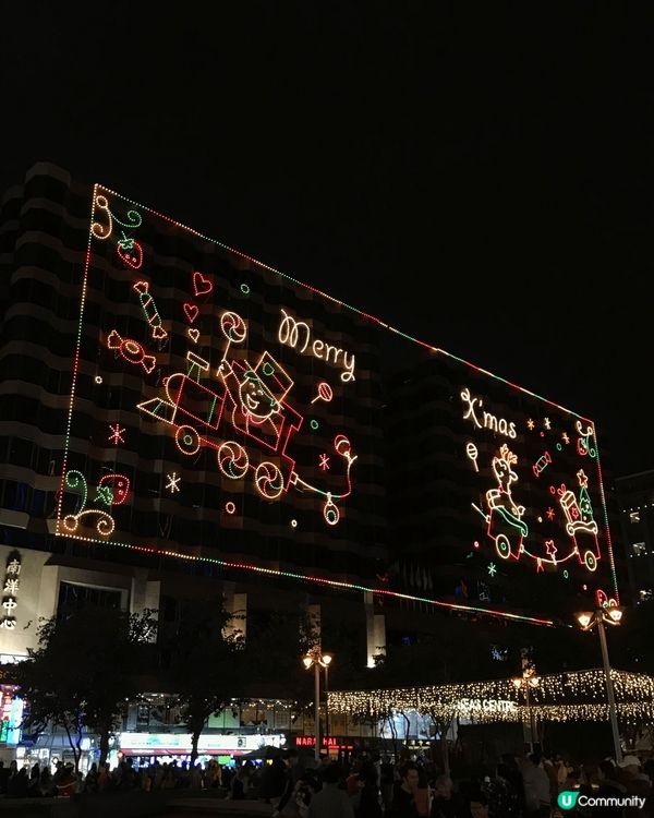 在尖沙咀的商業大廈有很多不同的聖誕裝飾可以看及打卡，在晚上特...