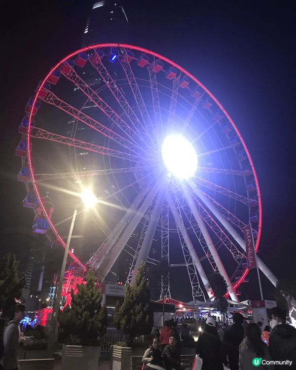 在尖沙咀的商業大廈有很多不同的聖誕裝飾可以看及打卡，在晚上特...