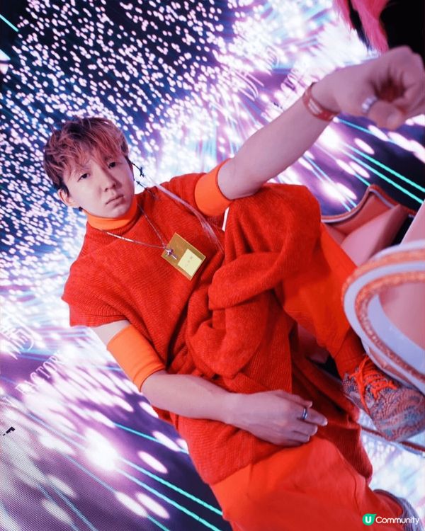 富有冬日氣息，聖誕氣氛滿滿，因為呢件衫嘅色彩繽紛符合呢個聖誕...