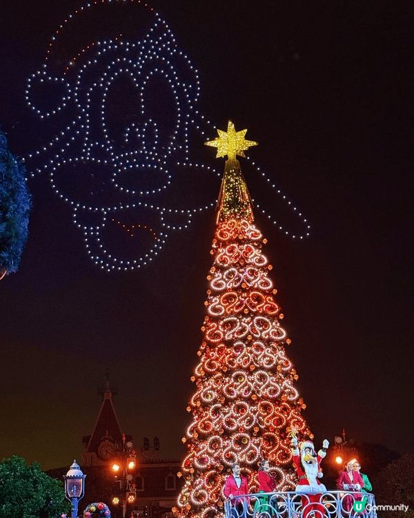冬日打卡靚相首選一定是迪士尼。聖誕樹的亮燈儀式會有無人機表演...