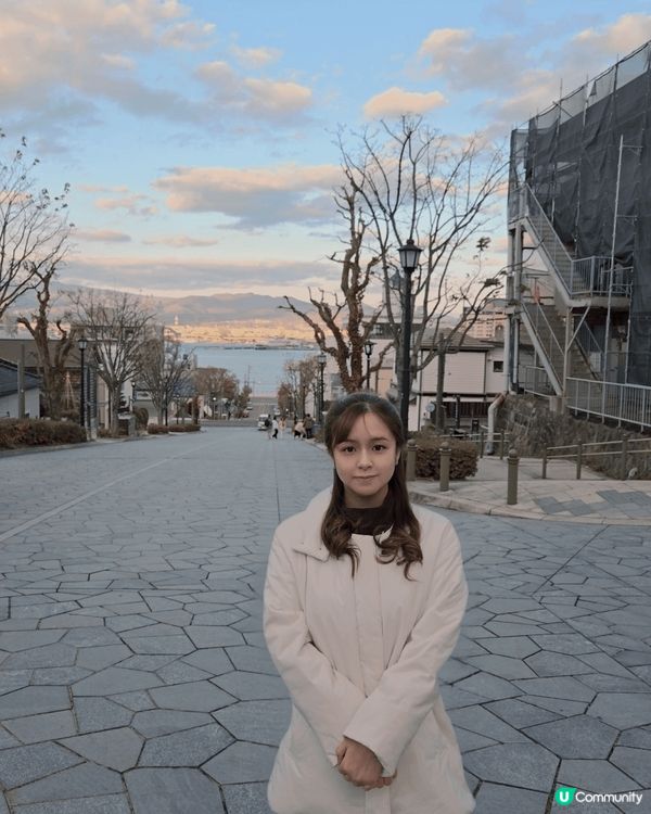 冬季前往函館的理由包括浪漫夜景：搭乘函館山纜車，欣賞白雪覆蓋...