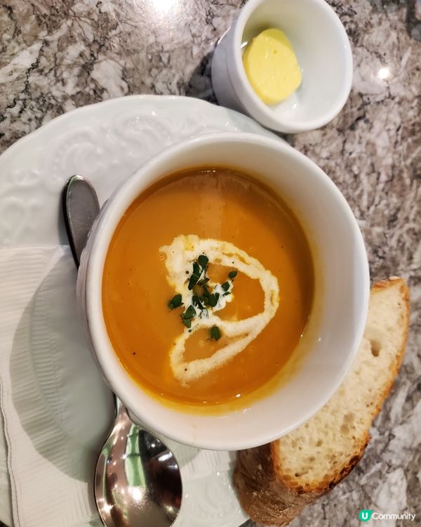## 🎃 南瓜湯正宗味，麵包香脆配得襯！😋