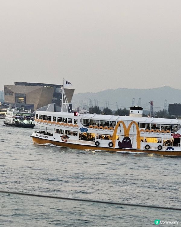 天星小輪遇上麥當奴