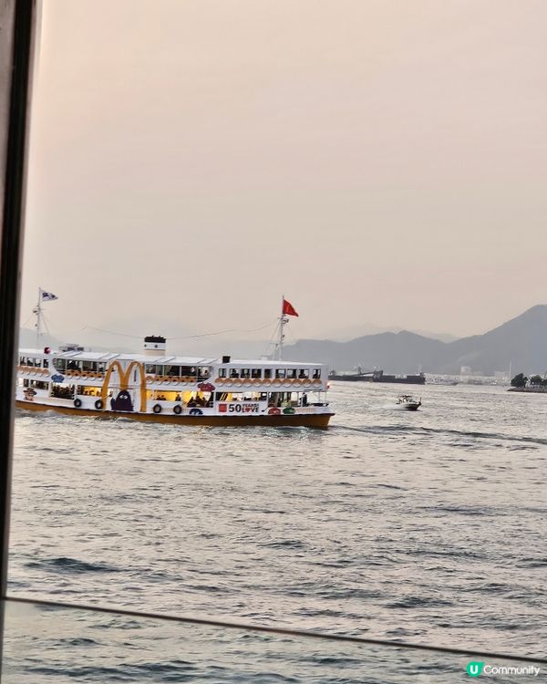 天星小輪遇上麥當奴