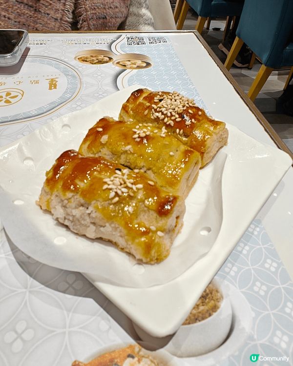 九龍城星點心專門店，門口貼滿明星相，就來試試味道，下單後很快...