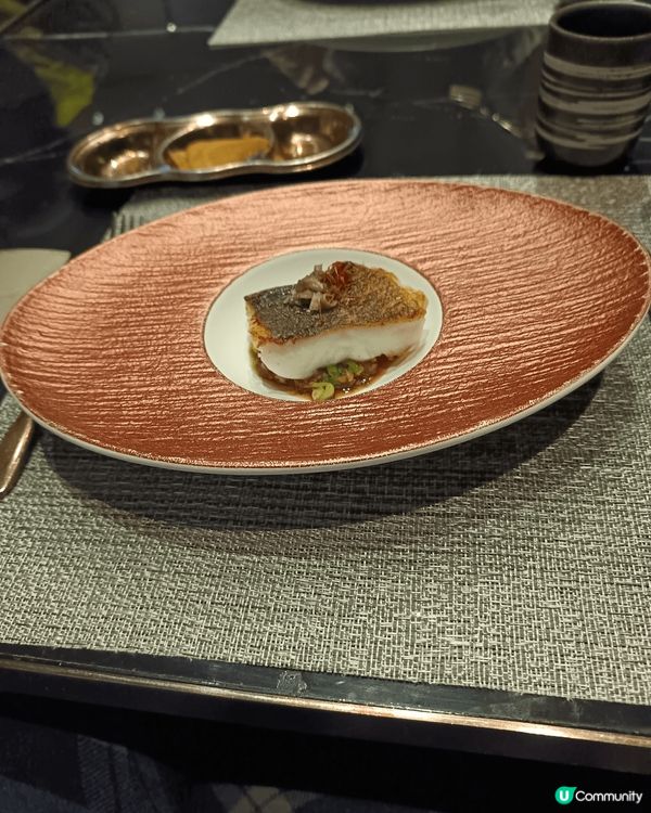 帝京酒店獅房菜，菜式中有乾冰霧氣上來，有鵝肝多士，鵪春脾好嫩...