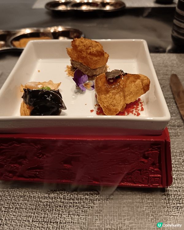 帝京酒店獅房菜，菜式中有乾冰霧氣上來，有鵝肝多士，鵪春脾好嫩...