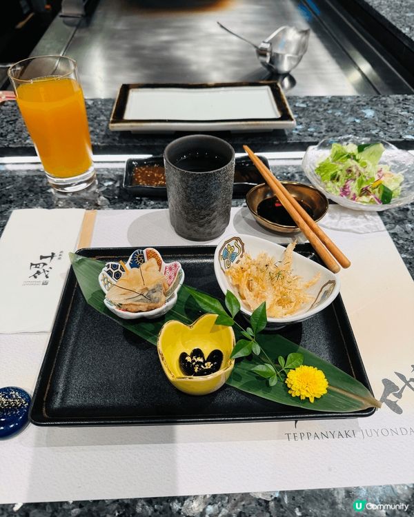 尖東中心嘅十四代鐵板燒，環境優美～格局舒躺。前菜有沙律，黑豆...