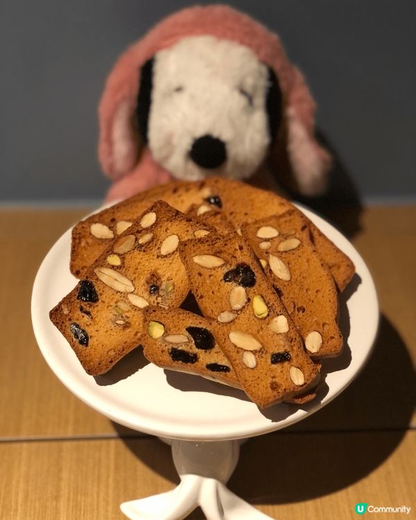 上述是自家製嘅開心果脆餅, 燒餅及糯米糍!!咁樣可以慳返排隊...