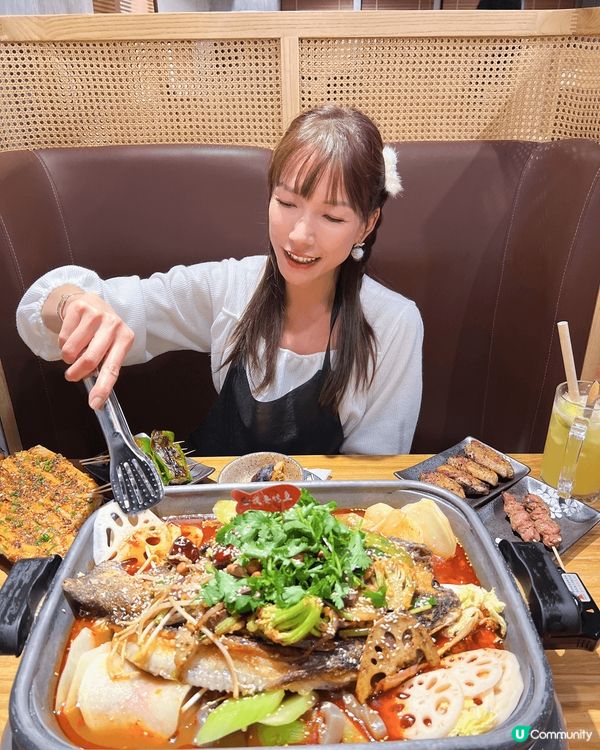 我要烤魚以烤鍋嘅方式上菜，仲可以喺烤魚上面加上一系列啫啫菜式...