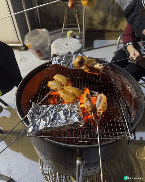 除夕夜最好活動燒嘢食，燒雞翼燒蝦同埋燒茄子，一班人圍爐，吹下...