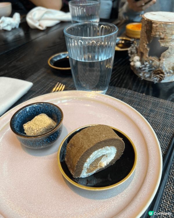 環境優雅，氣氛浪漫。菜品精緻，美味可口，特別是他們的烤魚和甜...