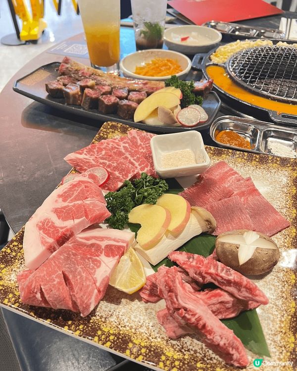 濟州燒肉食堂位於德福廣場2期5樓美食區，採用韓式燒肉店常見的...