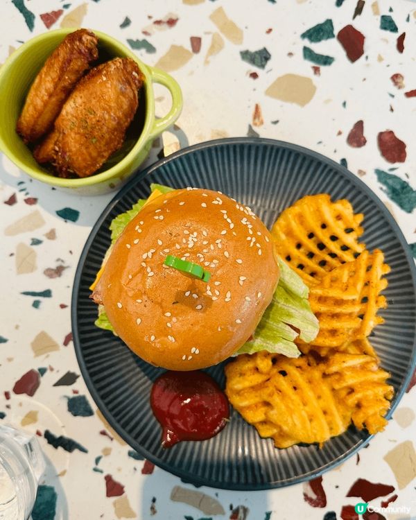 趁着2024年嘅最後一日，到了這間位於屯門的Cafe一試。環...