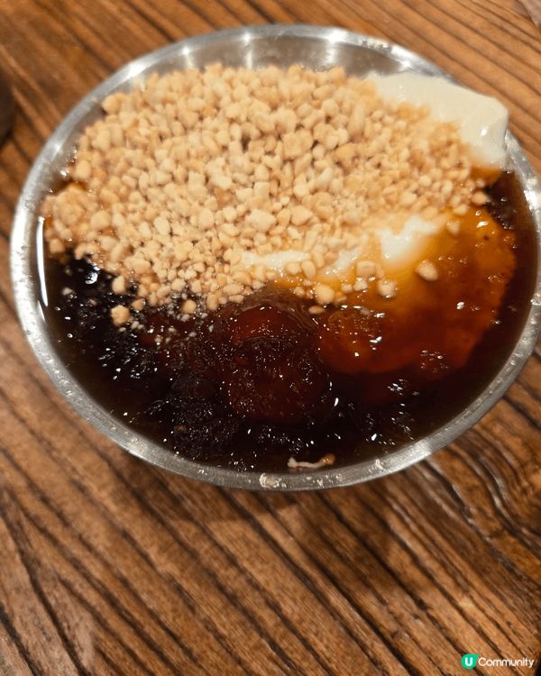 豆公館的豆腐成品咸甜各有特色：招牌麻婆豆腐花，滑滑豆腐花加上...