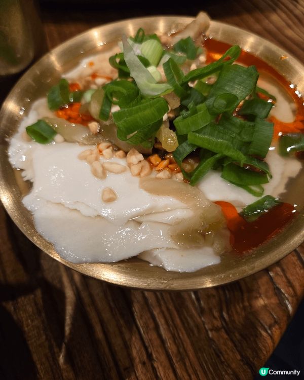 豆公館的豆腐成品咸甜各有特色：招牌麻婆豆腐花，滑滑豆腐花加上...