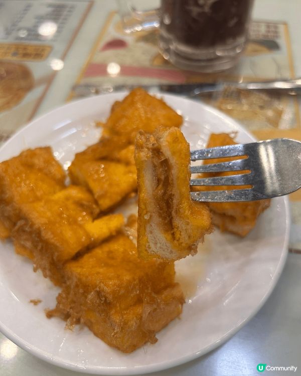 不同種類嘅菜式，由香港本地嘅西多士，日式刺身，亦有茶餐廳常見...