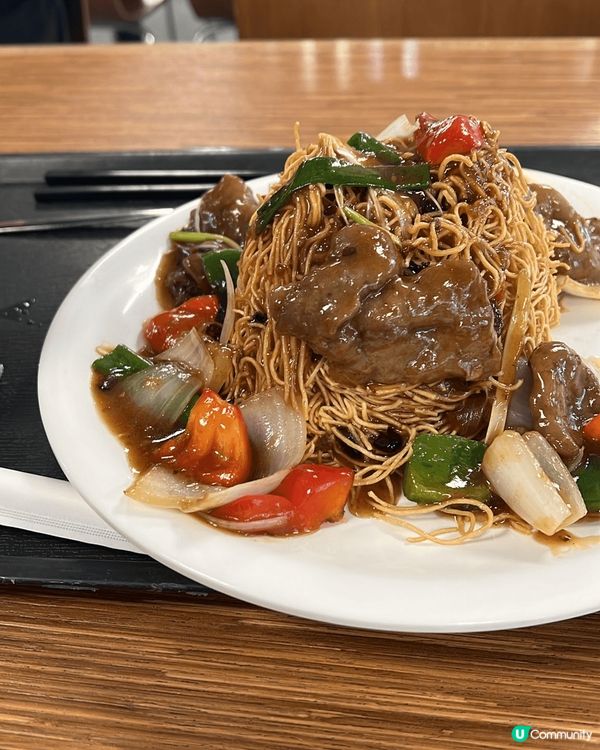 不同種類嘅菜式，由香港本地嘅西多士，日式刺身，亦有茶餐廳常見...