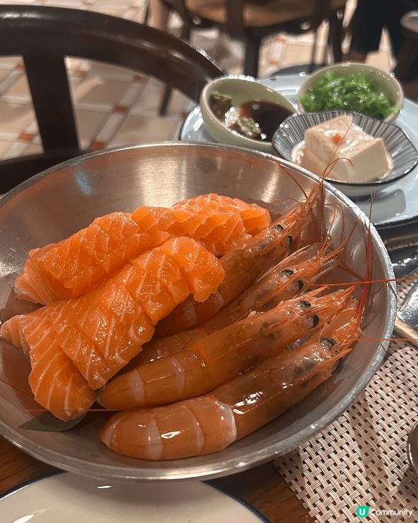 不同種類嘅菜式，由香港本地嘅西多士，日式刺身，亦有茶餐廳常見...