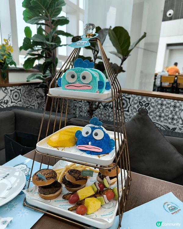 照片中展現了過去幾個月打卡世界各地美食。有青島鮑魚，大連海膽...