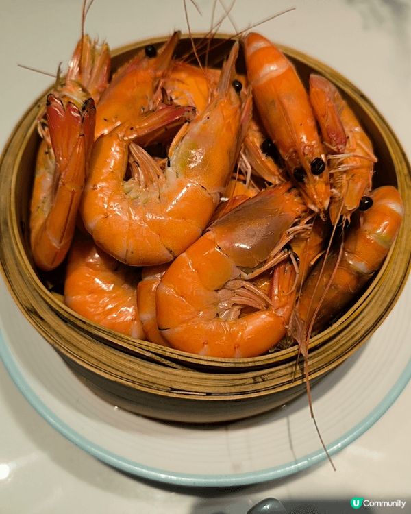 照片中展現了過去幾個月打卡世界各地美食。有青島鮑魚，大連海膽...