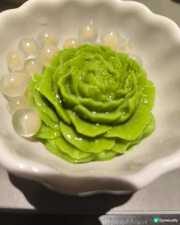 照片中展現了過去幾個月打卡世界各地美食。有青島鮑魚，大連海膽...