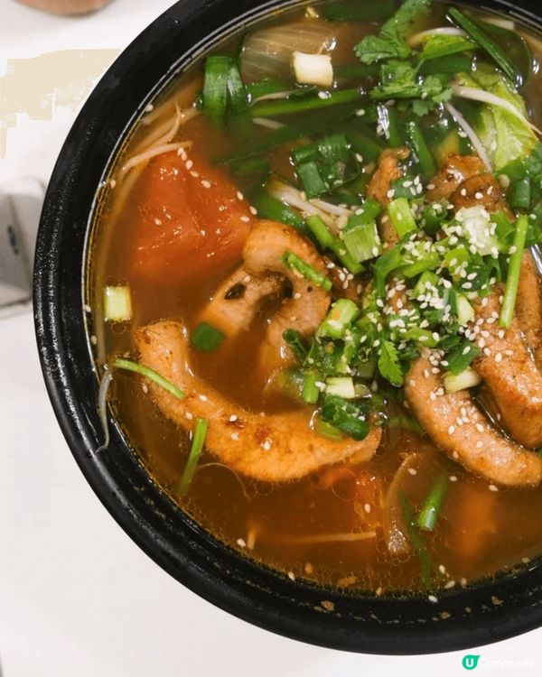 自選湯米線：叫左蕃茄湯同金銀蛋花湯，揀豬頸肉雞翼餸。金銀蛋花...