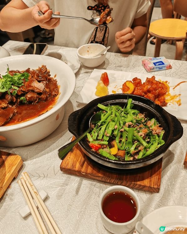 粤萊軒：扁皮鴨，海蔘飽魚鵝掌，啫啫通菜煲，很多朋友都稱讚，傳...