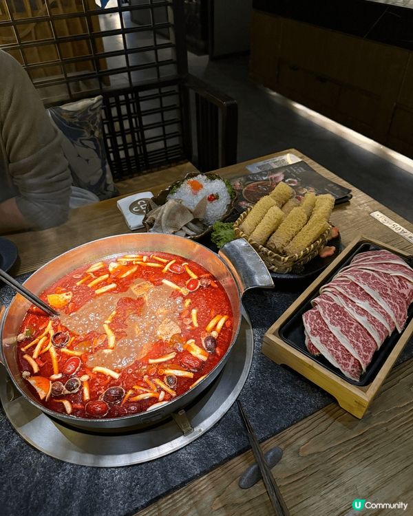 湊湊火鍋，麻辣湯底，麻辣鴨血豆腐，十分好吃，仲可以免費添加