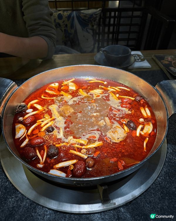 湊湊火鍋，麻辣湯底，麻辣鴨血豆腐，十分好吃，仲可以免費添加