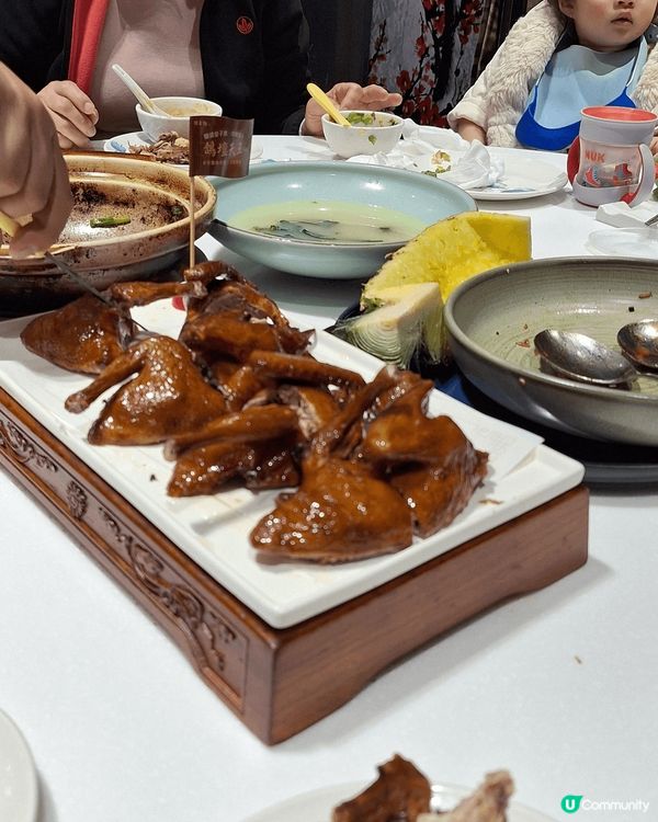 乳鴿鮮嫩多汁，芝麻雞新鮮有雞味，有口感，芝麻好香， 菠蘿咕嚕...