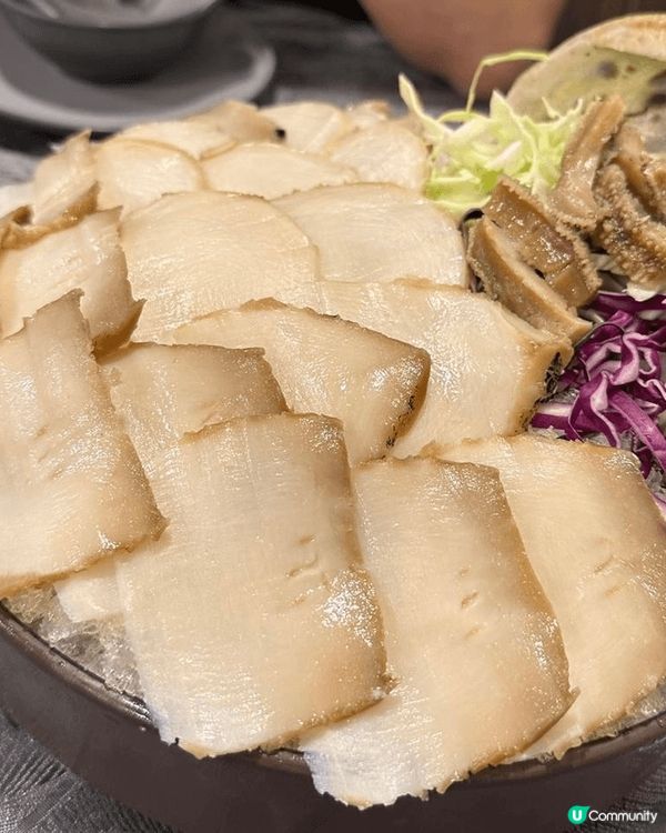 簡單的鮑魚刺身，大大條的椒鹽白飯魚，胡椒蜆，好好味