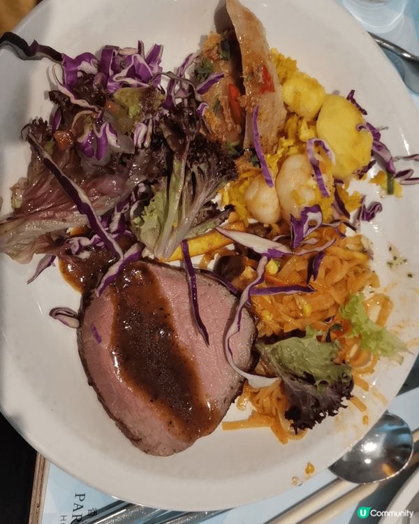 在百樂酒店食越式自助午餐，質素高，款式多，任意DIY擺盤都係...