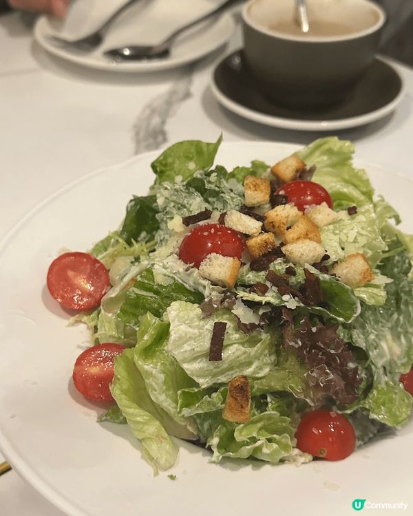 位於旺角的cafe，西餐及飲品都非常適合打卡，味道亦不錯，仲...