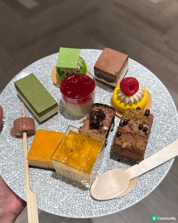 深圳龍華希爾頓逸林酒店嘅自助晚餐好豐富，尤其是係啲甜品全部細...