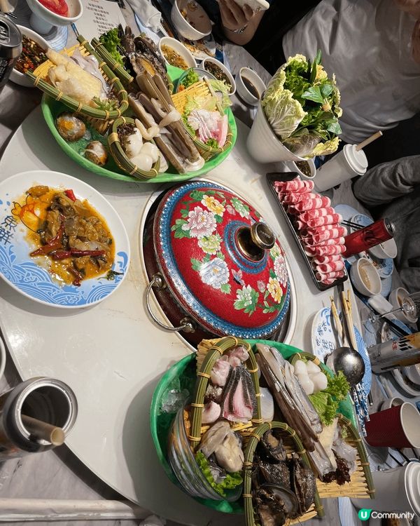 家嫂一家大小任飲任食火鍋，由任點小食開始、再來刺食拼盤、雞煲...