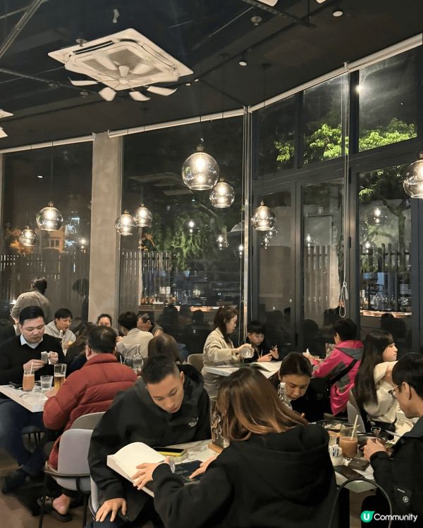 依間係屯門嘅Dineland餐廳唔算大間，圍繞落地玻璃，透住...