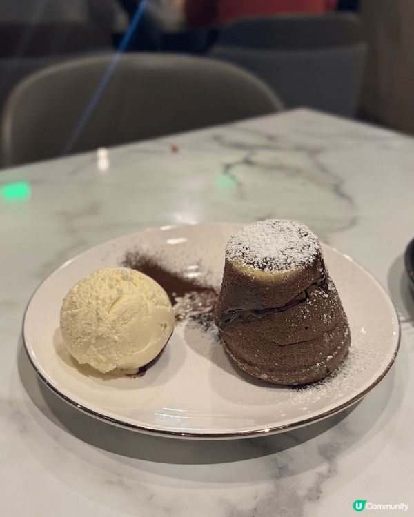 依間係屯門嘅Dineland餐廳唔算大間，圍繞落地玻璃，透住...