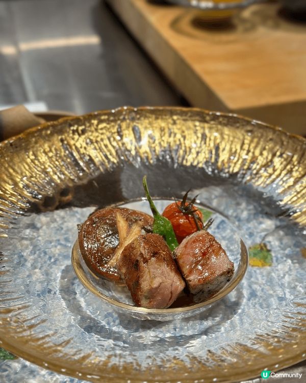 菊月町位於觀塘鴻圖道，餐廳提供廚師發辦、鐵板燒等高質料理。品...