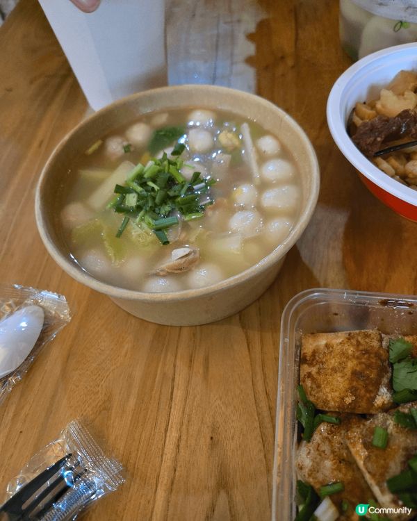 赤坎古鎮街頭小食非常美味，中西式都有，熱辣辣的煎釀豆腐，一碗...