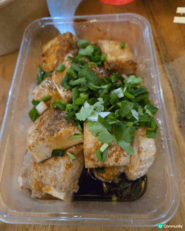 赤坎古鎮街頭小食非常美味，中西式都有，熱辣辣的煎釀豆腐，一碗...