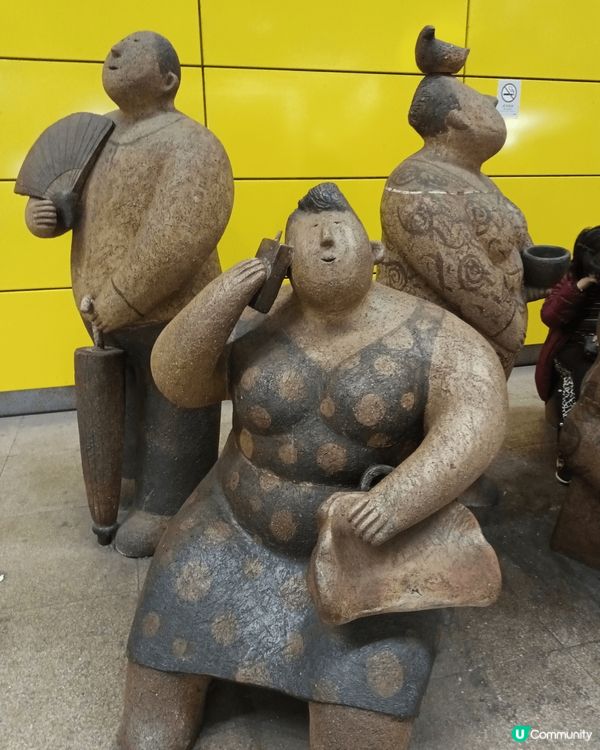 去油塘大本營吃飯，回程見到呢6個泥人公仔好好笑，我細心看制做...