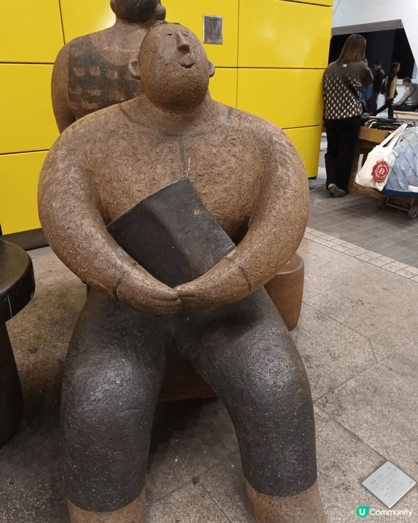 去油塘大本營吃飯，回程見到呢6個泥人公仔好好笑，我細心看制做...