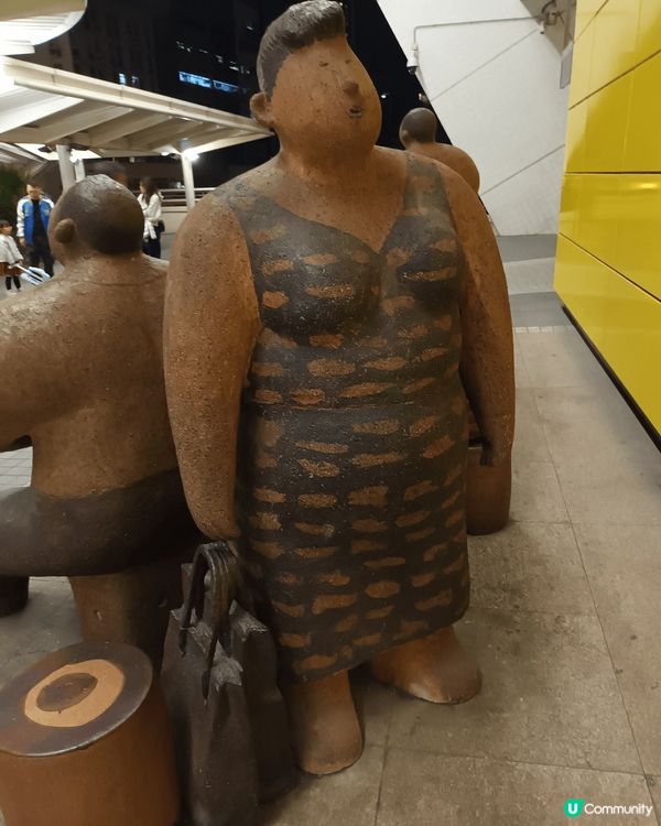 去油塘大本營吃飯，回程見到呢6個泥人公仔好好笑，我細心看制做...