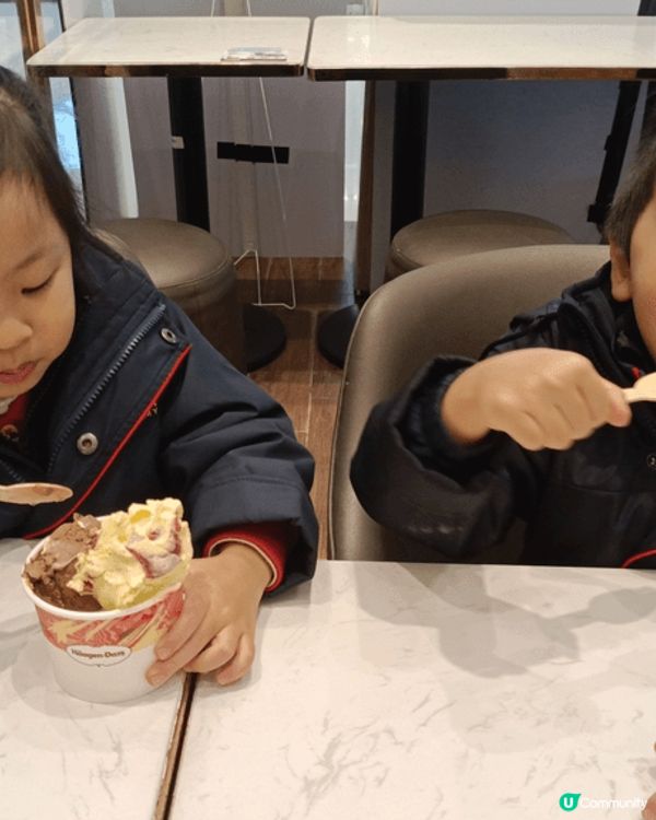 第一張相的甜品是來自 Simple life的士多啤梨撻。