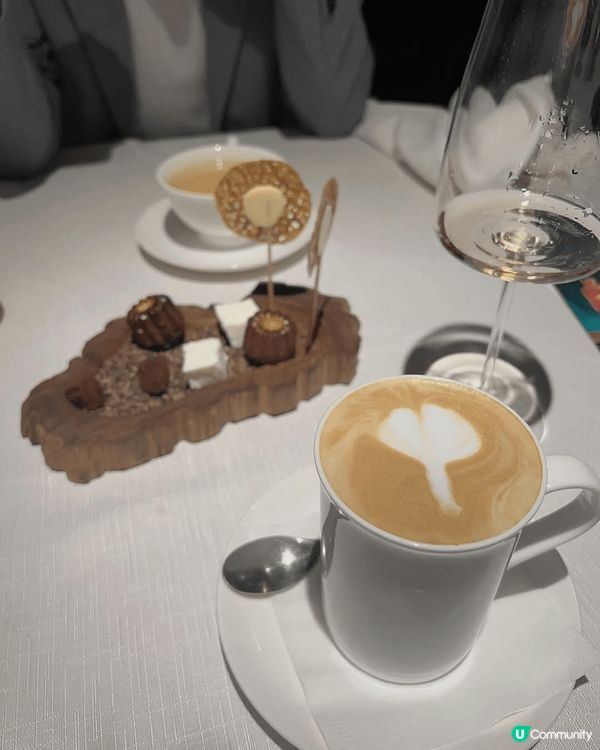 同男朋友去半島酒店慶祝拍拖8週年，環境氣氛非常浪漫，食物精緻...