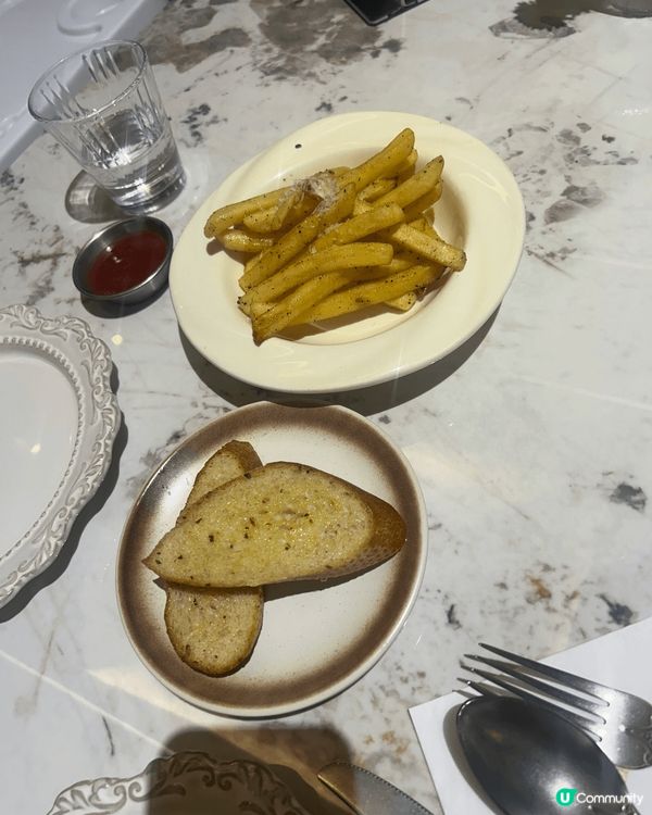 去咗深圳嘅魔女主廚西餐食嘢，啲嘢食幾好，個擺盤亦都好靚，嗰度...