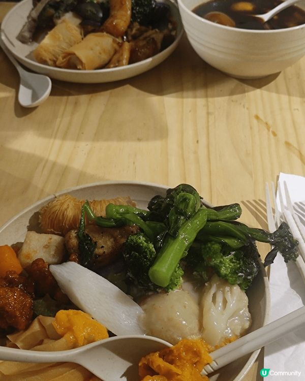 素食自助餐，款色選擇多，味道就見仁見智，不過可以一試！